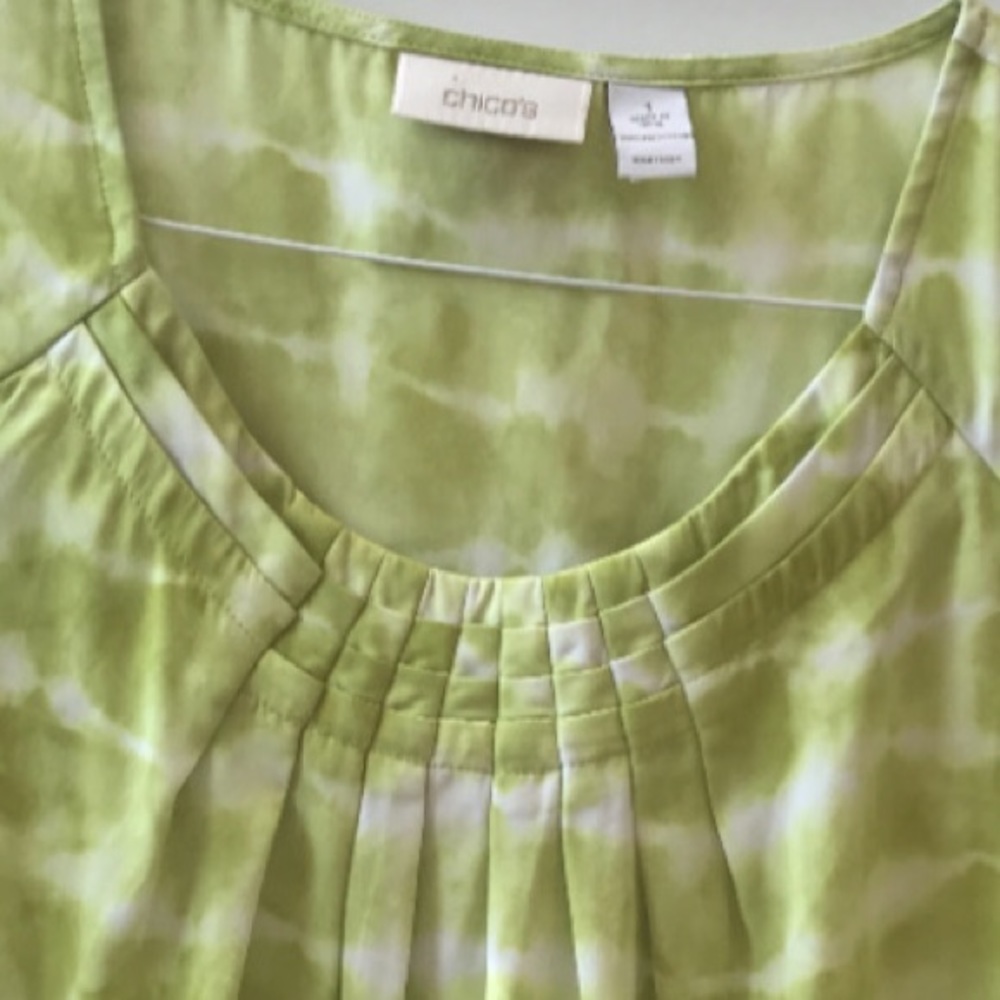 Chico’s Green & White Tie Dye Top size 1 EUC - Picture 2 of 3